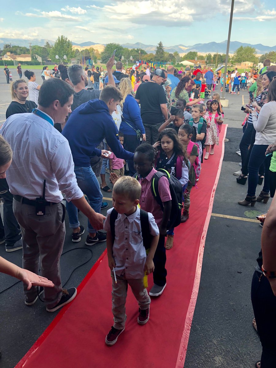 canyonsdistrict's tweet image. The red carpet was rolled out for @EastMidvaleElem's stars of the day — the students. New Principal Matt Nelson and his staff gave a high-energy welcome to the Eagles to kick off the day. #firstday #10thyear #CSDistheplacetobe #wearecanyons