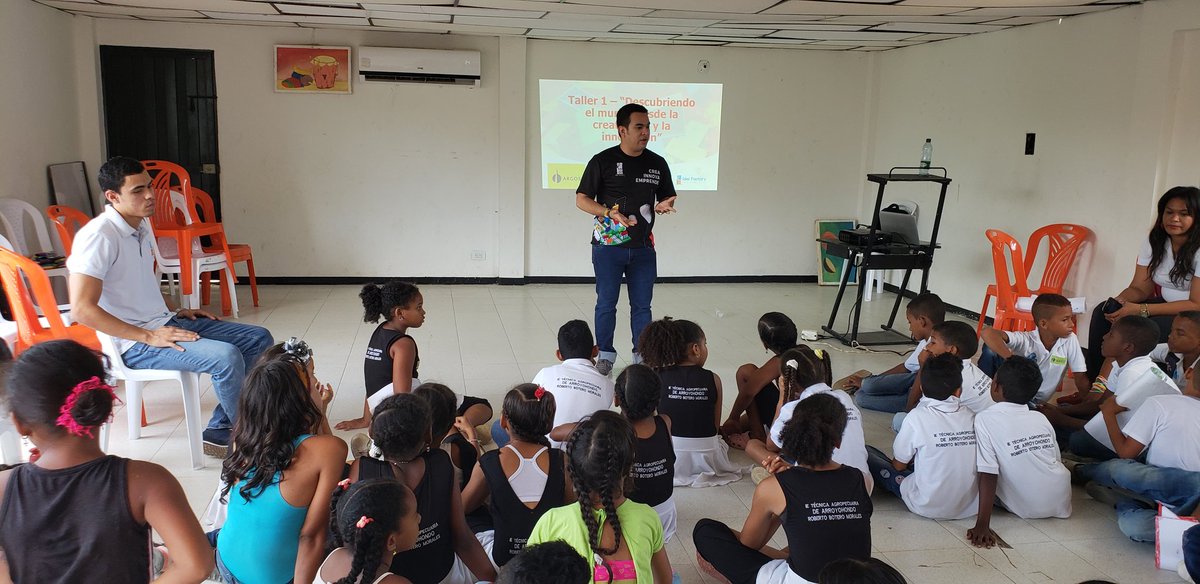 ideifactory's tweet photo. Iniciamos la ruta de creatividad e innovación con niños del municipio de Arroyohondo, en el marco de la iniciativa "Jugar y crear, crear y aprender" 💡 Lo hacemos posible gracias a @Cementos_Argos y @fundmamonal https://t.co/BdJKH484YL