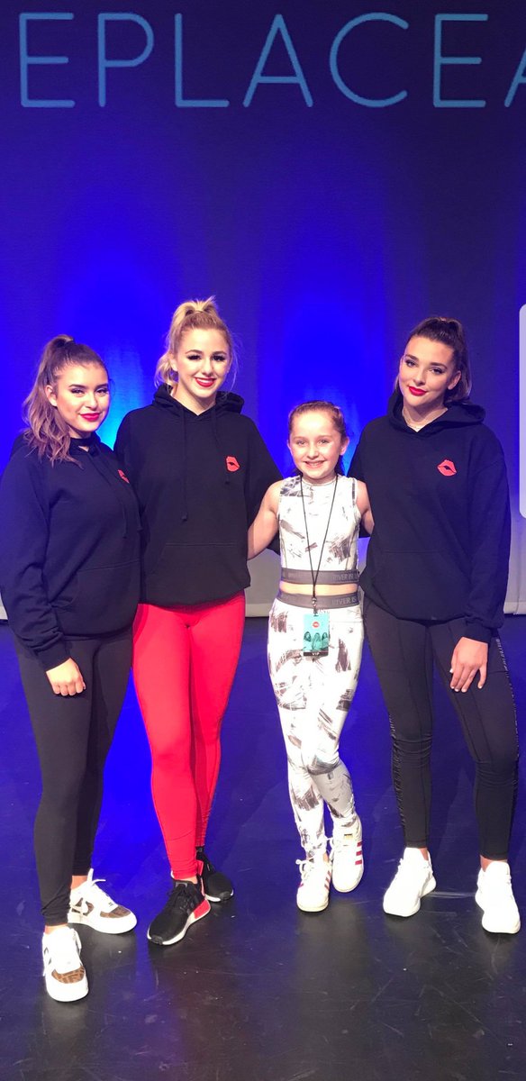myrtlemcmahon1's tweet photo. Eva so excited to meet Kalani, Chloe and Kendall from Dance Moms #theirreplaceables #DanceMoms #aldc #ontopofthepyramid https://t.co/uRsRYiKA4c