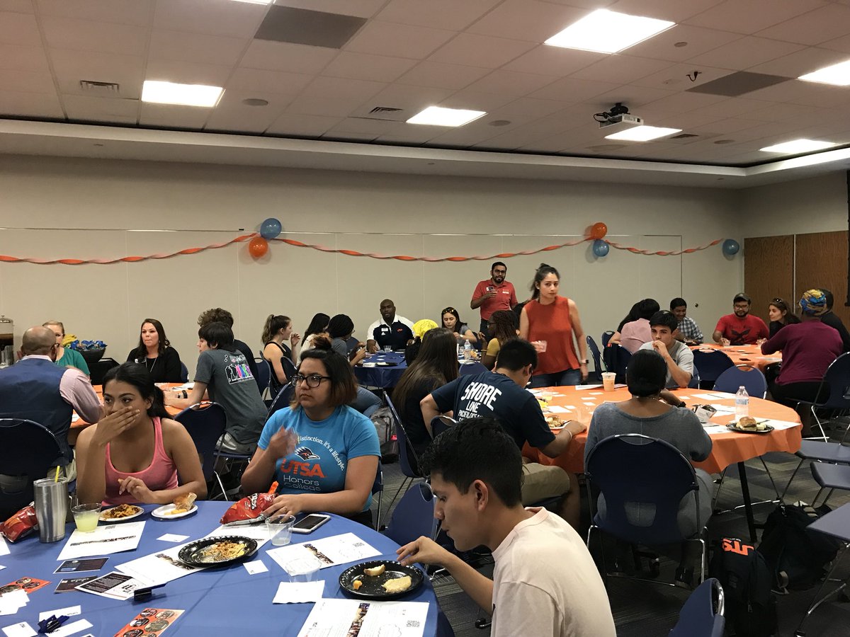 UTSA's tweet image. Hey #UTSAFirstGen students 👋! We’re so glad you’re here. #UTSA #UTSARRDays #UTSA22
