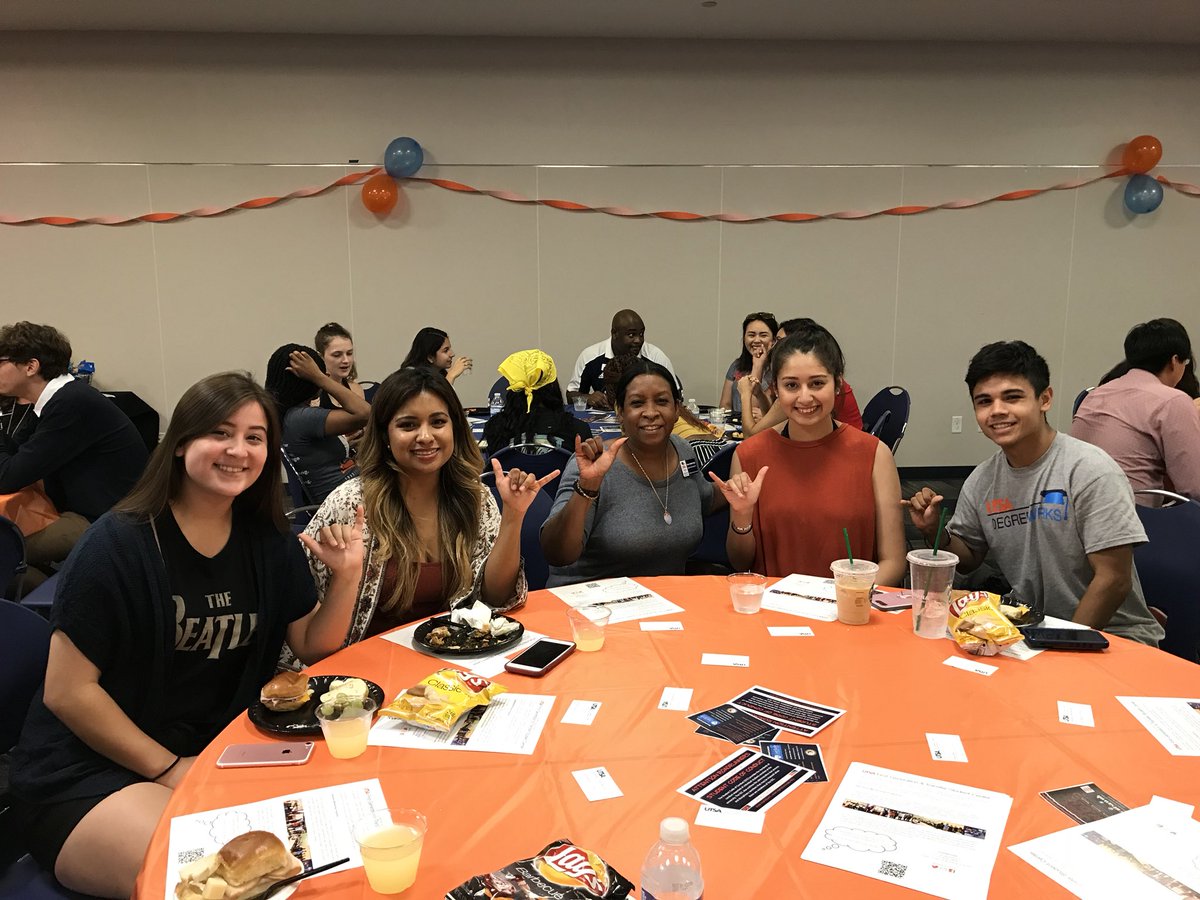 UTSA's tweet image. Hey #UTSAFirstGen students 👋! We’re so glad you’re here. #UTSA #UTSARRDays #UTSA22