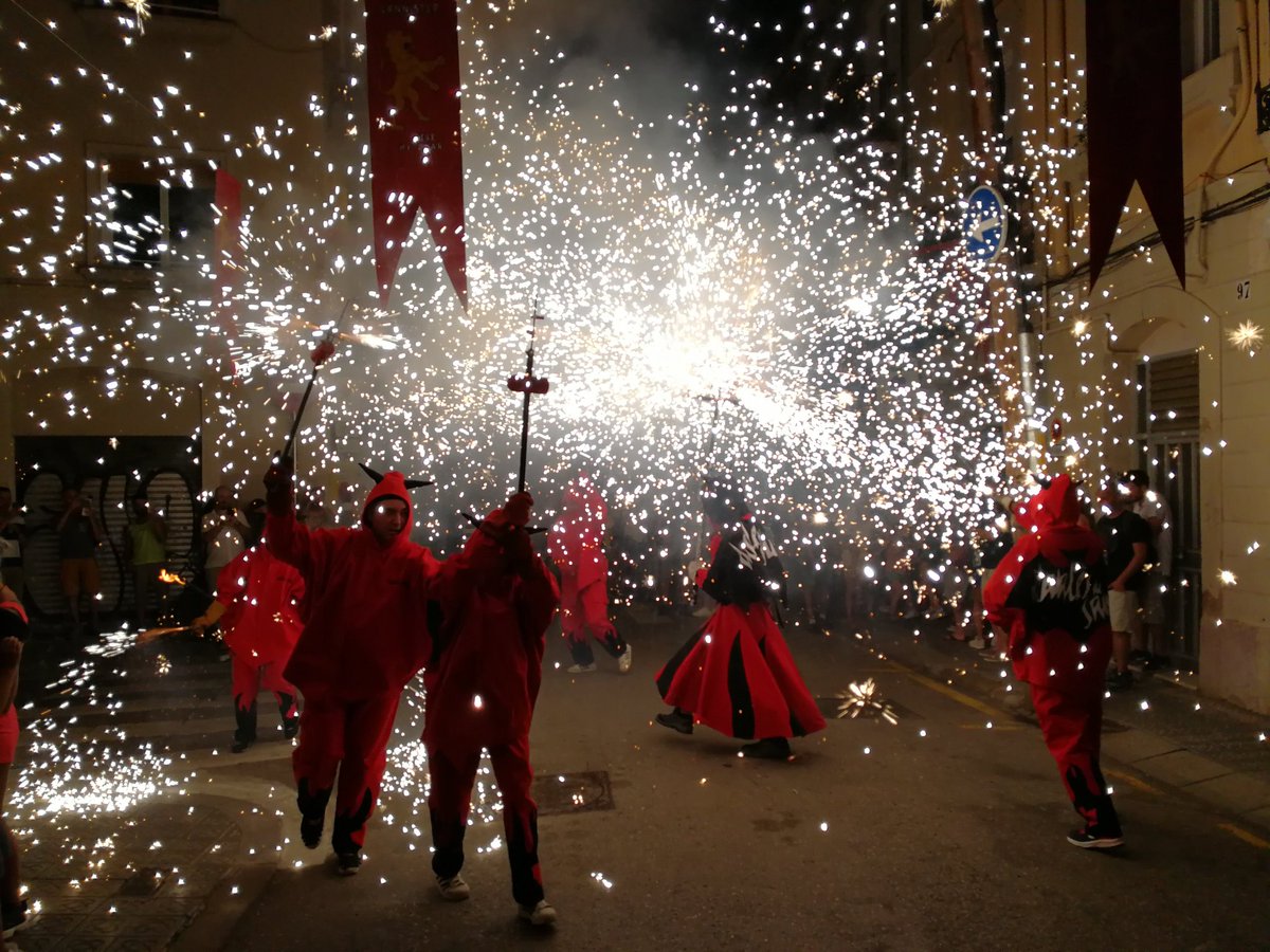 arnauart's tweet photo. @DiablesdeSants i #TabalersdeSants al 35è aniversari de la #FestaMajor del carrer @AlcoleadeDalt #FestaMajorDeSants #fmsants2018 #FMAS2018 #FMASants
#diablesdesants
#alcoleadedalt #culturapopular #ViscaLaTerra #TerraiLlibertat #FestesFeministes #NoésNo https://t.co/cWaK0wB2du