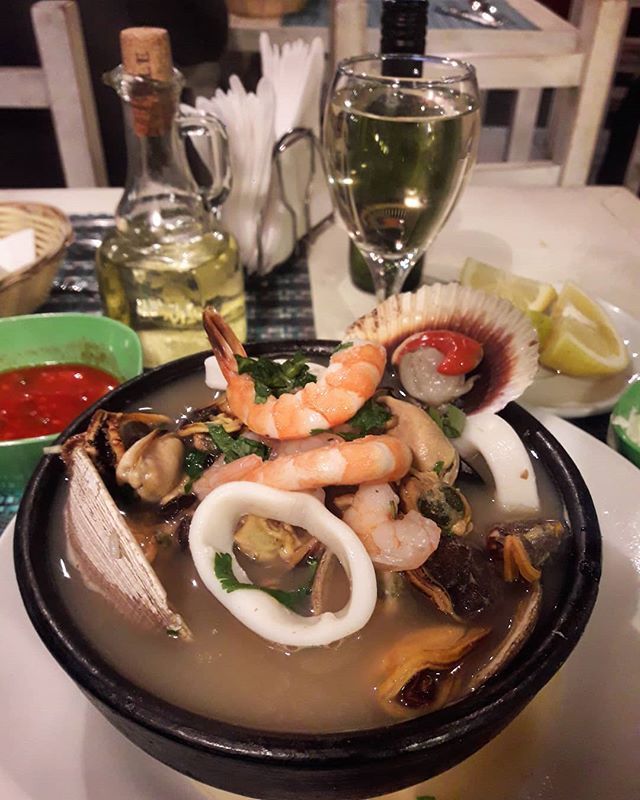 ElPicadista's tweet photo. Ya que preguntan: esta es la paila marina especial conversada con la gente de @pailasblanca1 del post anterior. . . . #ElPicadista #pailasblanca #cocinachilena #mercadocentral #mariscoschilenos #mariscos #pailamarina #thisischile https://t.co/4k3IK1dyVc https://t.co/ofiQGcWqzU