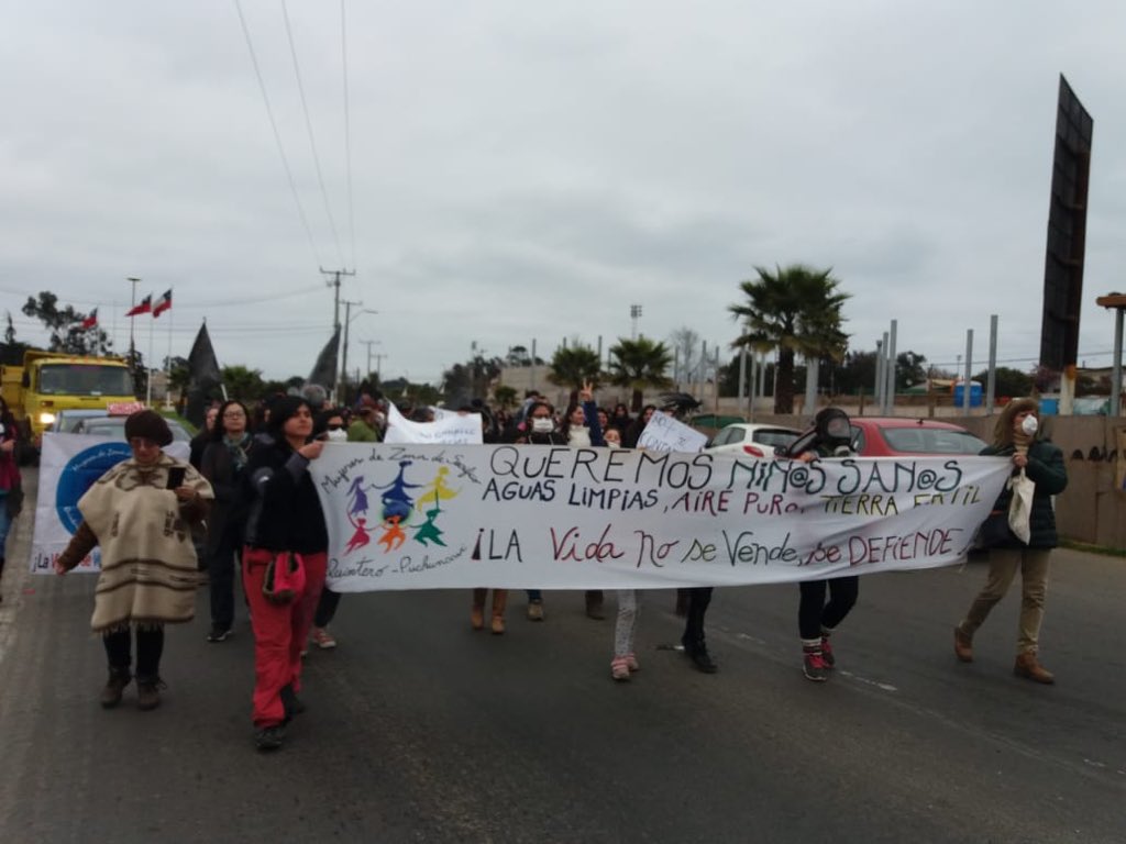 diego_ibanezc's tweet photo. La situación reventó en #Quintero . La negligencia del Estado al permitir un parque industrial sobredimensionado cobró la salud de más de 50 niños/as, intoxicados, con nauseas, vómitos y taquicardias, incluso reanimación. Ahora la comunidad se moviliza para poner fin al abandono! https://t.co/0XE2WdKMwG