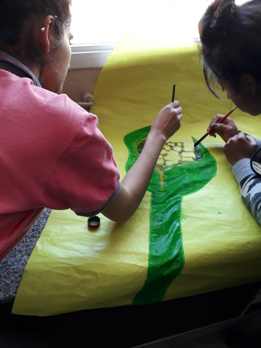 RoaParedesNidi1's tweet photo. #ESALasPalmas latiendo el #ARTE nos expresamos, componemos imágenes, a traves de las simbologías andinas, la lengua quechua, construyendo identidad https://t.co/aerR8w5Vu9