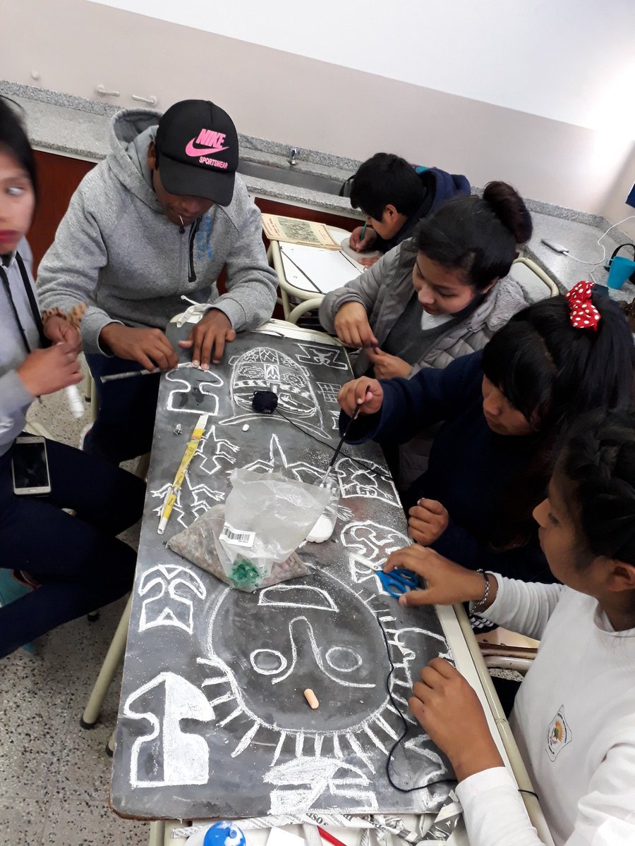 RoaParedesNidi1's tweet photo. #ESALasPalmas latiendo el #ARTE nos expresamos, componemos imágenes, a traves de las simbologías andinas, la lengua quechua, construyendo identidad https://t.co/aerR8w5Vu9