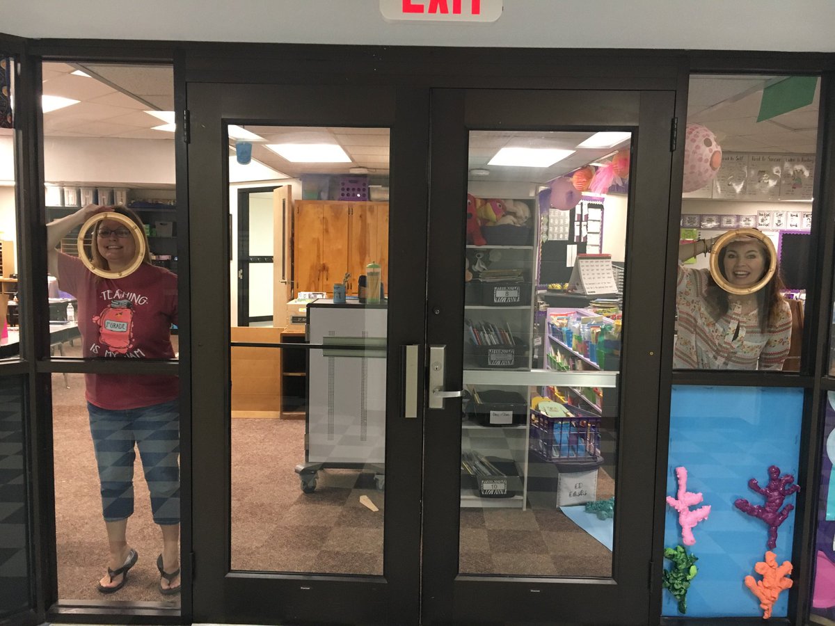 JeriBanghart's tweet photo. On the lookout for our amazing students! Even underwater we're #bettertogetherVES ⁦@VESFirsties⁩ ⁦@kgoforth_rces⁩ https://t.co/Zik0X6W1kt