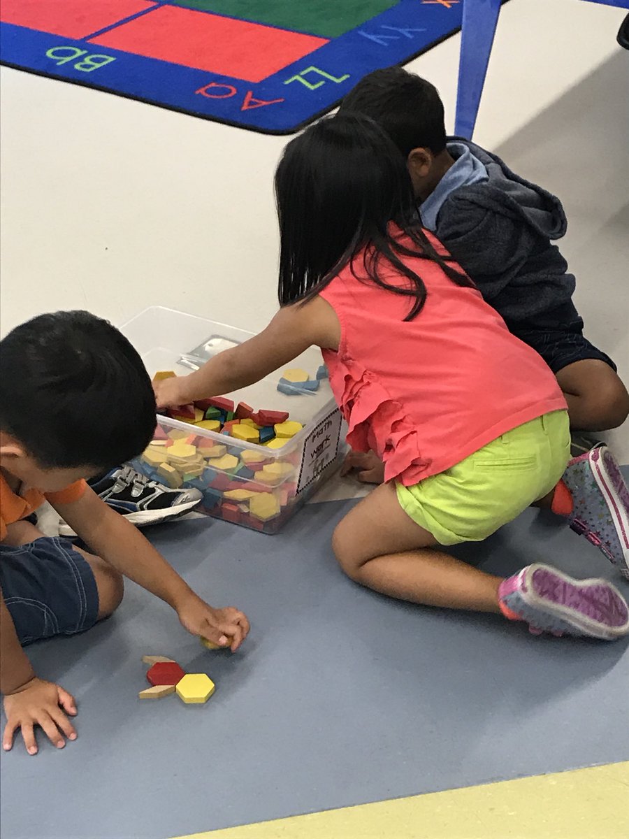 crawfordkinder's tweet photo. Exploring math tools like mathematicians! #NB28firstday https://t.co/hz1kgiX1Dn