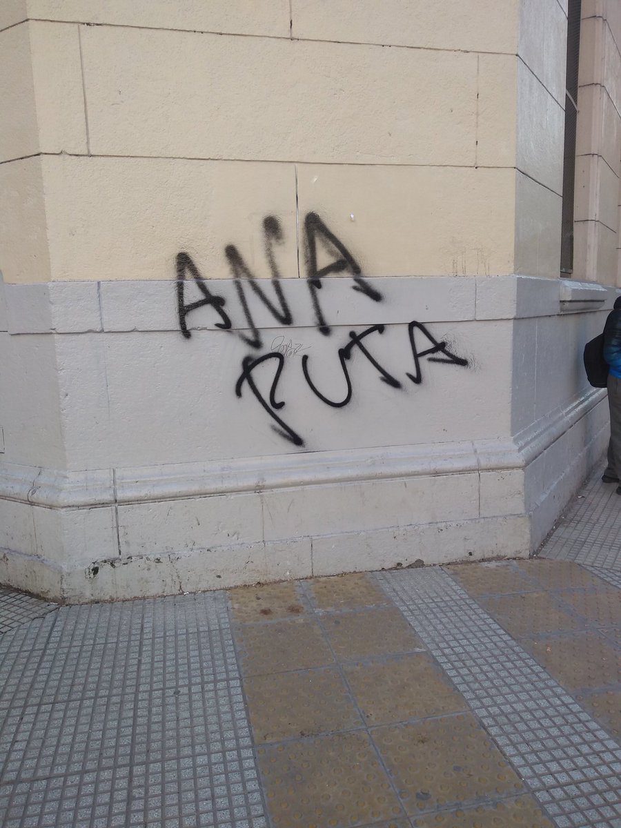 iacovberstein's tweet photo. - Che, viste lo que le hicieron a Ana Medina?
+ No la conozco, quien es?

- https://t.co/sDuWEBGyDi