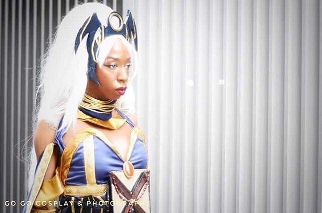 Bythegoddess4's tweet photo. 📹@gogocosplaynphoto
Design by: @johndimayuga009
Wakandan Queen 💨🌀 ⚡⚡⚡☁ #Marvel #Marvelroyalty #BlackPanther #poc #Xmen #Storm #flamecon2018 #Ororomunroe #posemaster #Cosplay #melanin #Wakanda #ByTheGoddess #Goddess #Queen #PantherQueen #iamoro… https://t.co/mKzlORv9pn https://t.co/TJrrmGSB6V