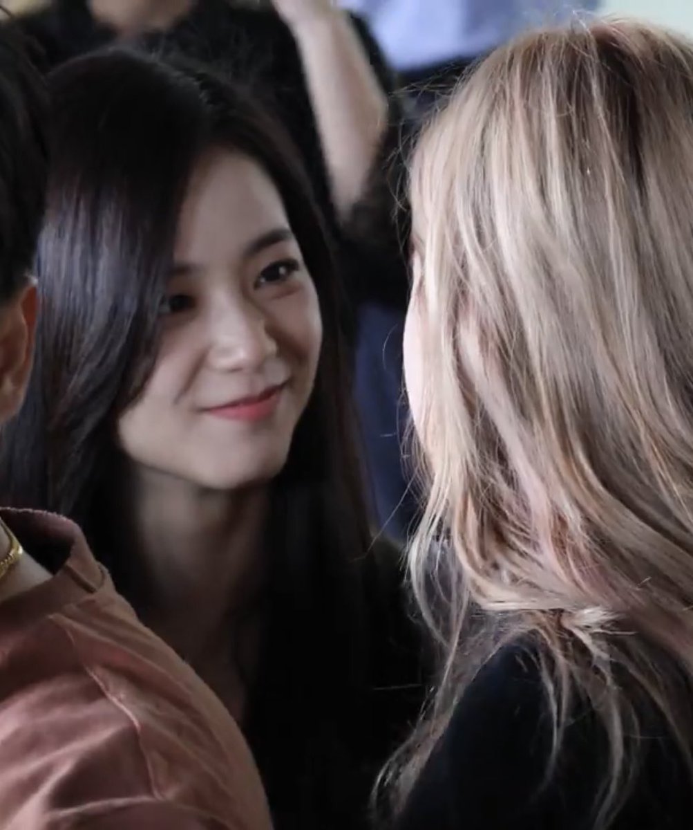 careful Jisoo you might fall for her