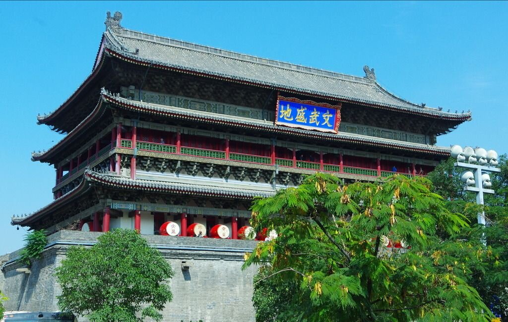 simontourcom's tweet photo. The Drum Tower is located northwest of the Bell Tower of Xi'an, Shaanxi Province. It was initially built in 1380 during the reign of Emperor Hongwu of the Ming Dynasty (1368-1644), and was renovated twice in 1699 and 1740 in the Qing Dynasty (1644-1911). https://t.co/E0eIbn2wS3