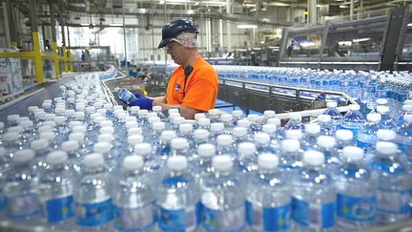 TheLapine's tweet photo. Nestle Announces Donation of 100,000 Bottles of Water to Fight Forest Fires https://t.co/0jYuHCvYUt