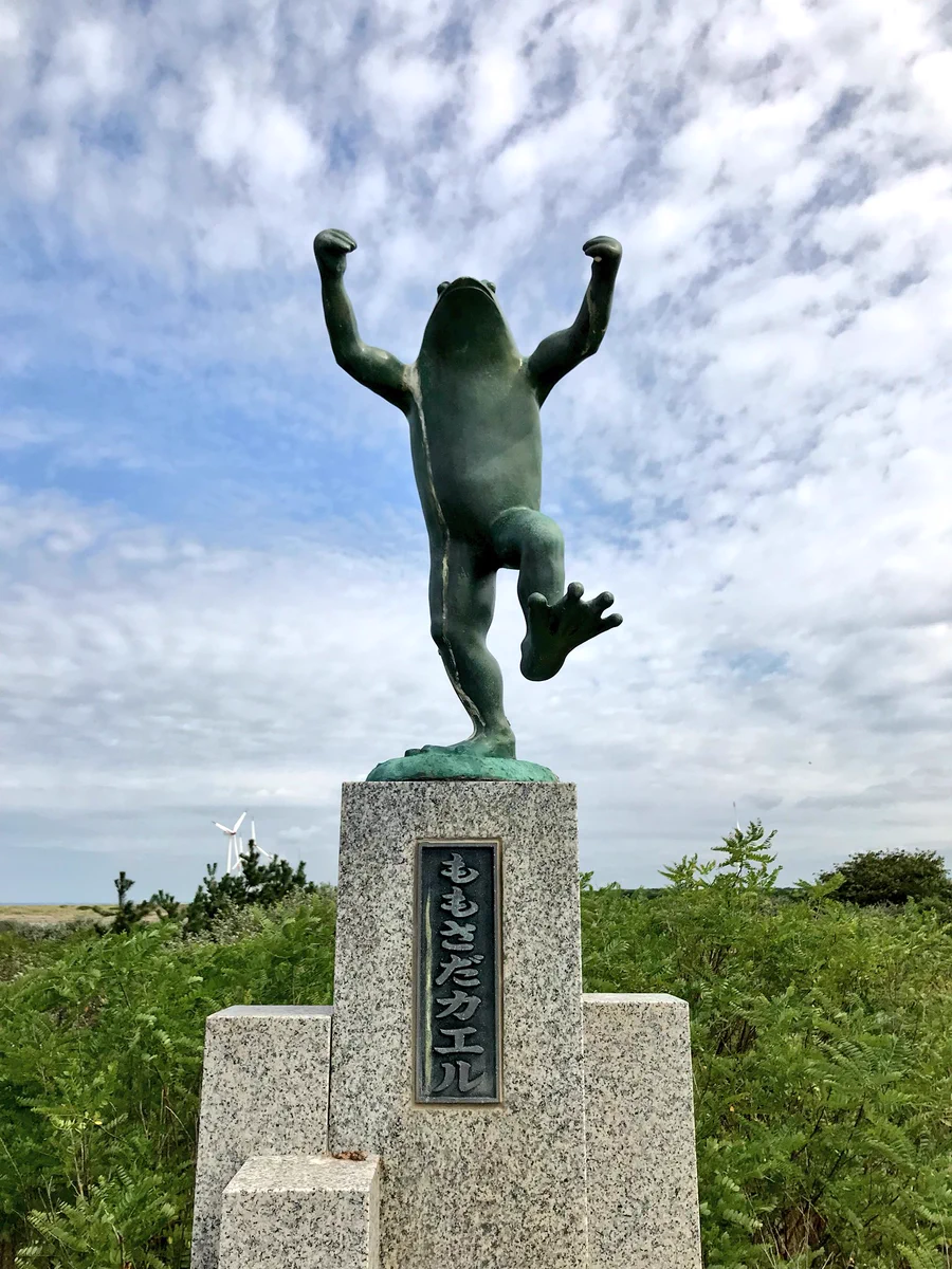 筋肉質でガッツポーズするカエル！？なんとも不思議な銅像が秋田にあったww