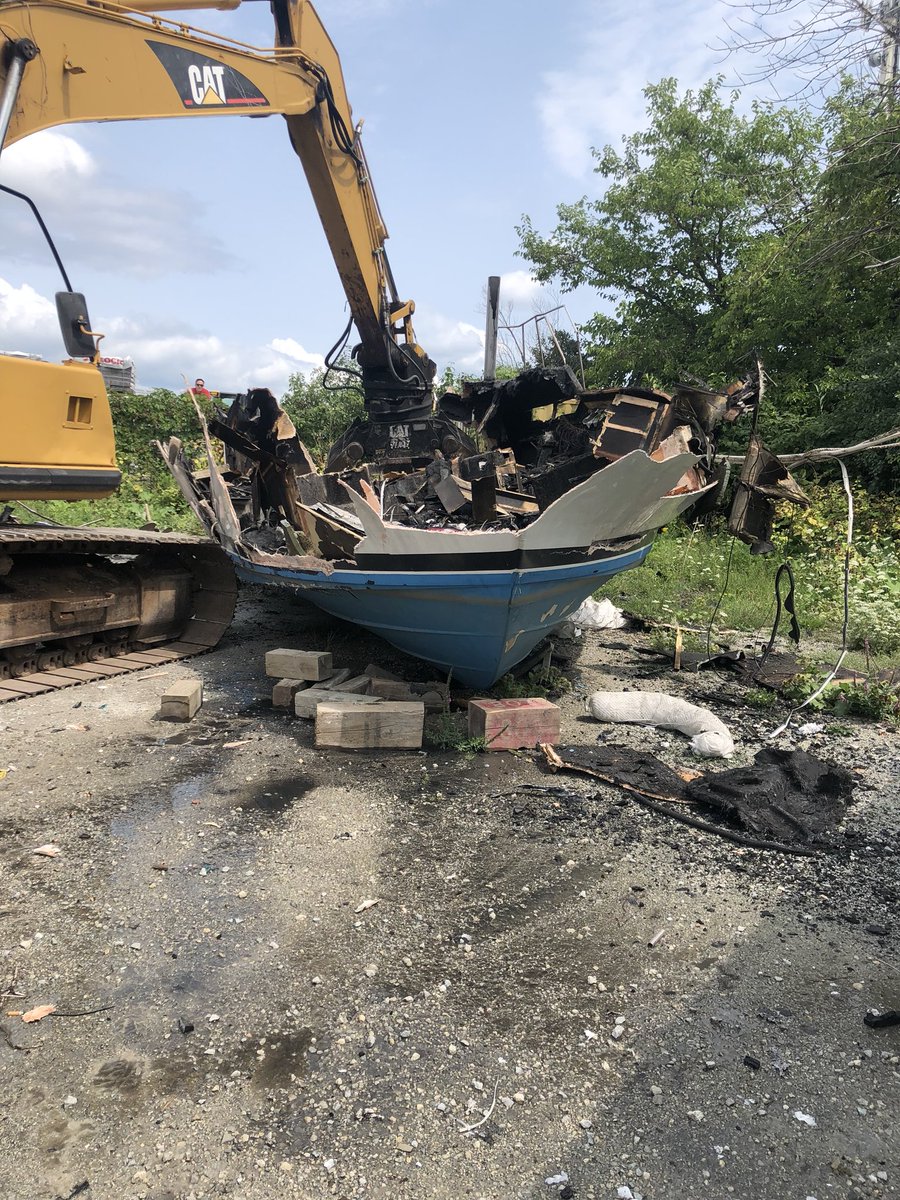 rjmarineyachts's tweet photo. Busy day @rjmarineyachts cutting up and destroying this burnt up #carver, I think I heard them screaming from the factory, poor thing. #rjmarine #boatlife #ishouldbeboating #idratherbeboating #Workinghard https://t.co/9J97oh6UnC