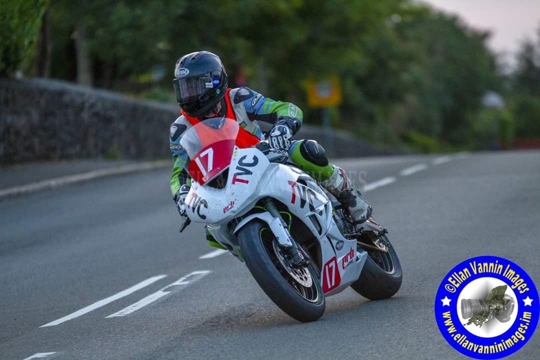 JessMason93x's tweet photo. @gaskell_grant in tonight's practice session @TVCALX #ManxGrandPrix https://t.co/k0kVuYdO1t