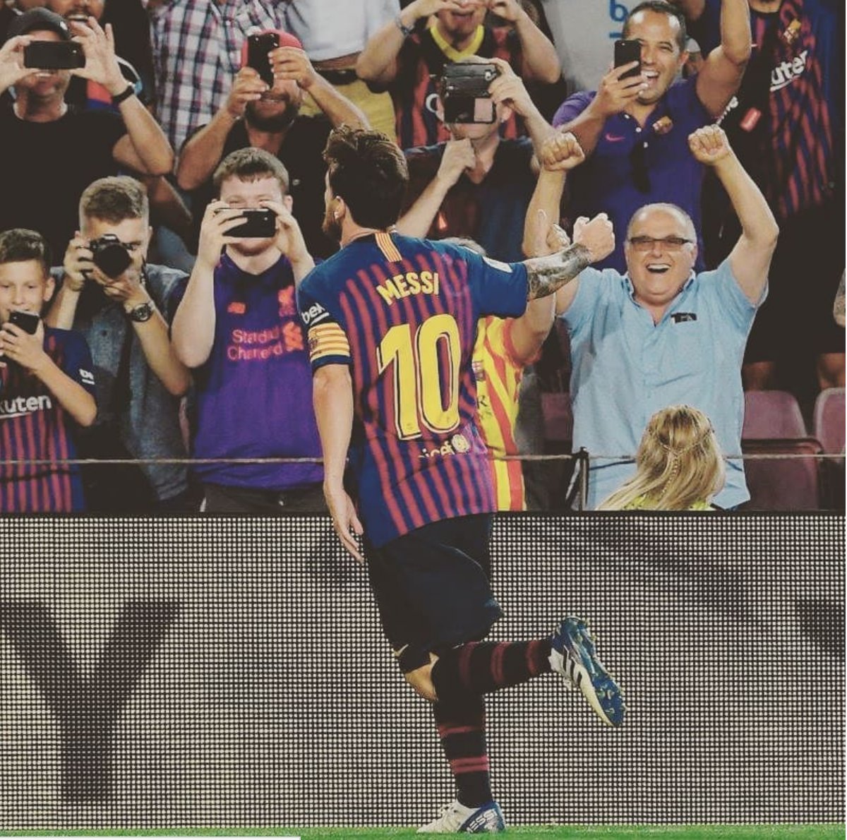 FootforlifeHD's tweet photo. Messi after scoring his second goal against Alaves scored his 6000th goal for Barça in Liga #messi #fcbarcelona #liga #football #sport https://t.co/j1iRUrpOY7