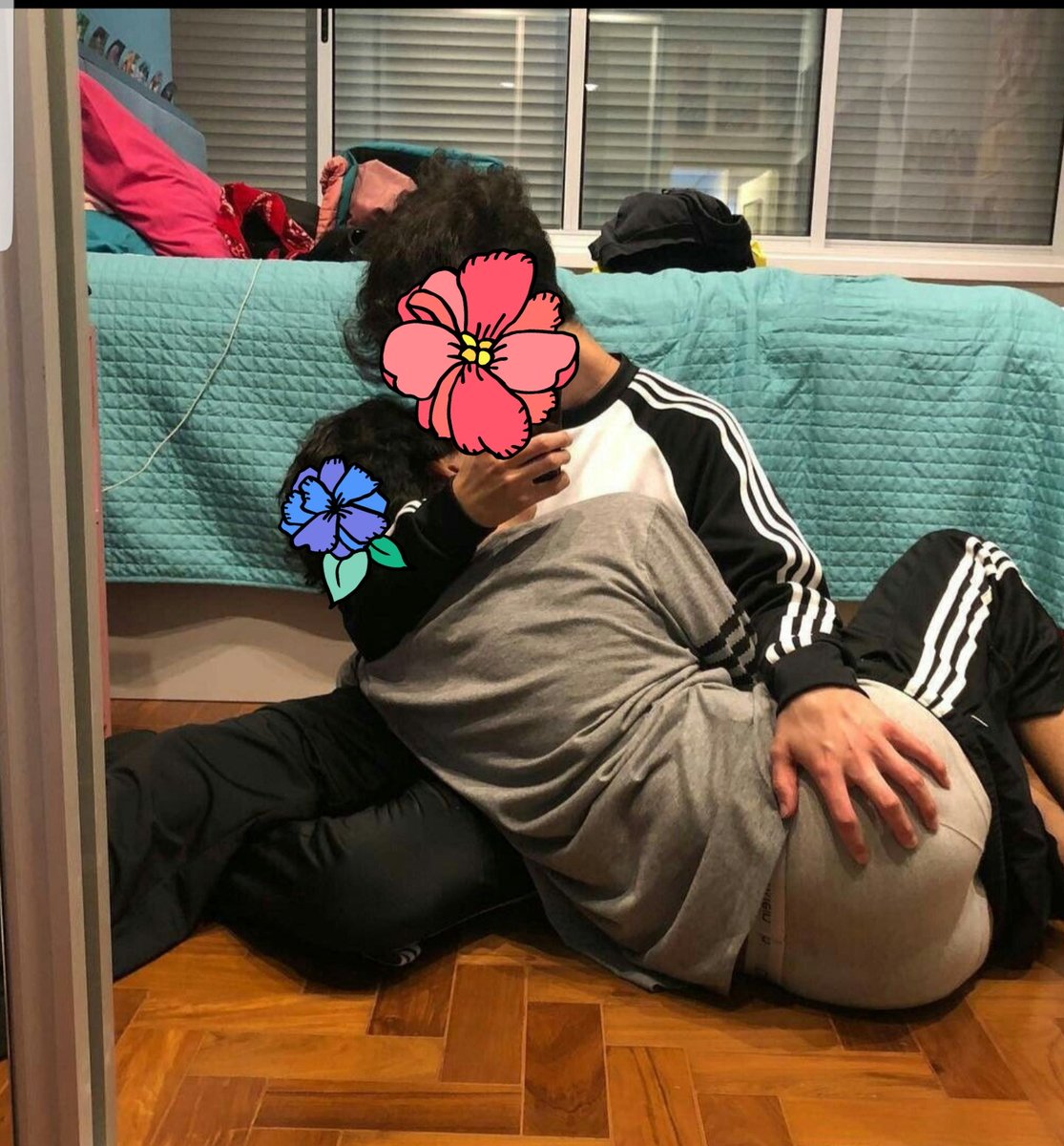 قبل ان التقي شفتيك 
كان السكر حلوا 
وكان العسل لذيذاً جداً 
وكانت الحلوى شهيه جداً
وبعد اللقاء ،السكر مر حامض 
والعسل ثقيل مالح 
والحلوى بدون طعم 
شفتاك فقط اصبحتا
السكر ،والعسل،والذ الحلوى!