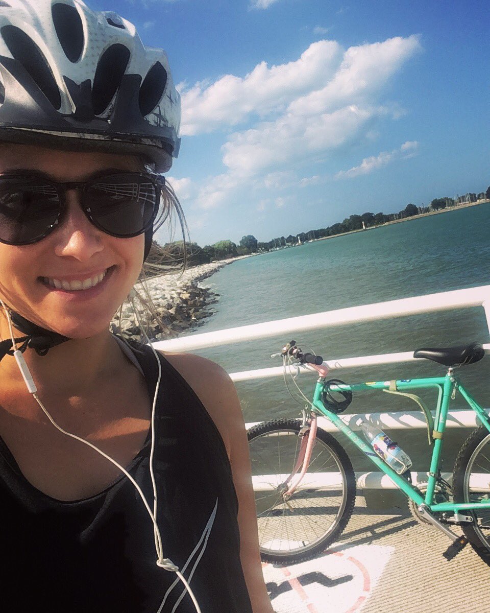 LaurenVictory's tweet photo. It was a go for a long #bikeride, listen to @JohnMayer, watch the #waves sort of day 🤗
•
•
•
#ilovechicago #chicago #chicagoIL #mycity #mycitychicity #chicagolakefront #lakefrontpath #bicycle #workout #getfitordietrying #johnmayer https://t.co/ycW5KjPFC7