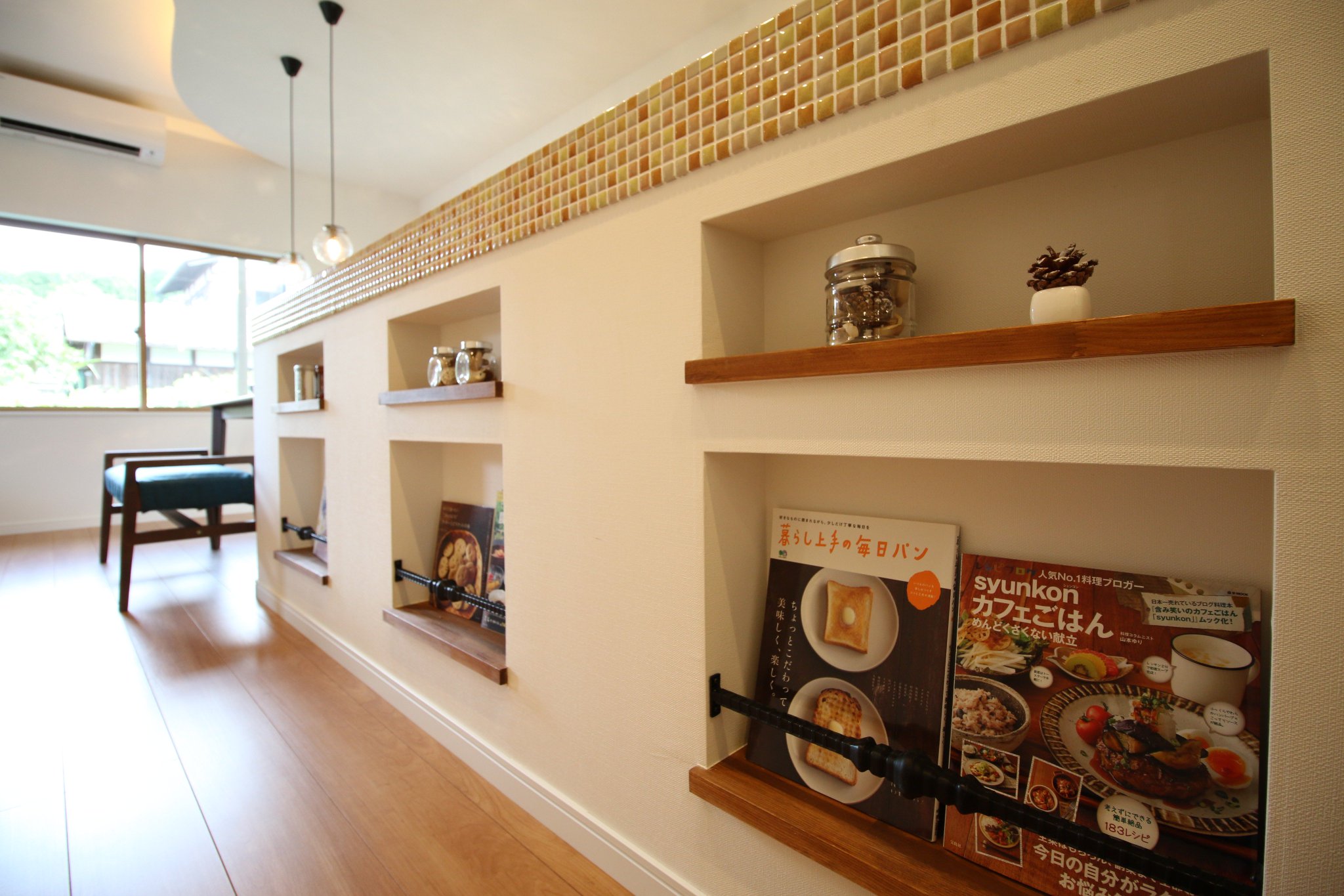 匠工房 滋賀のリフォーム 新築 不動産ならお任せ Twitterissa キッチンの腰壁にニッチを造作 ˊᵕˋ 本や小物でお洒落に演出されています 上部にあるタイルもとても可愛いですね カフェ風で素敵なキッチンに仕上がりました