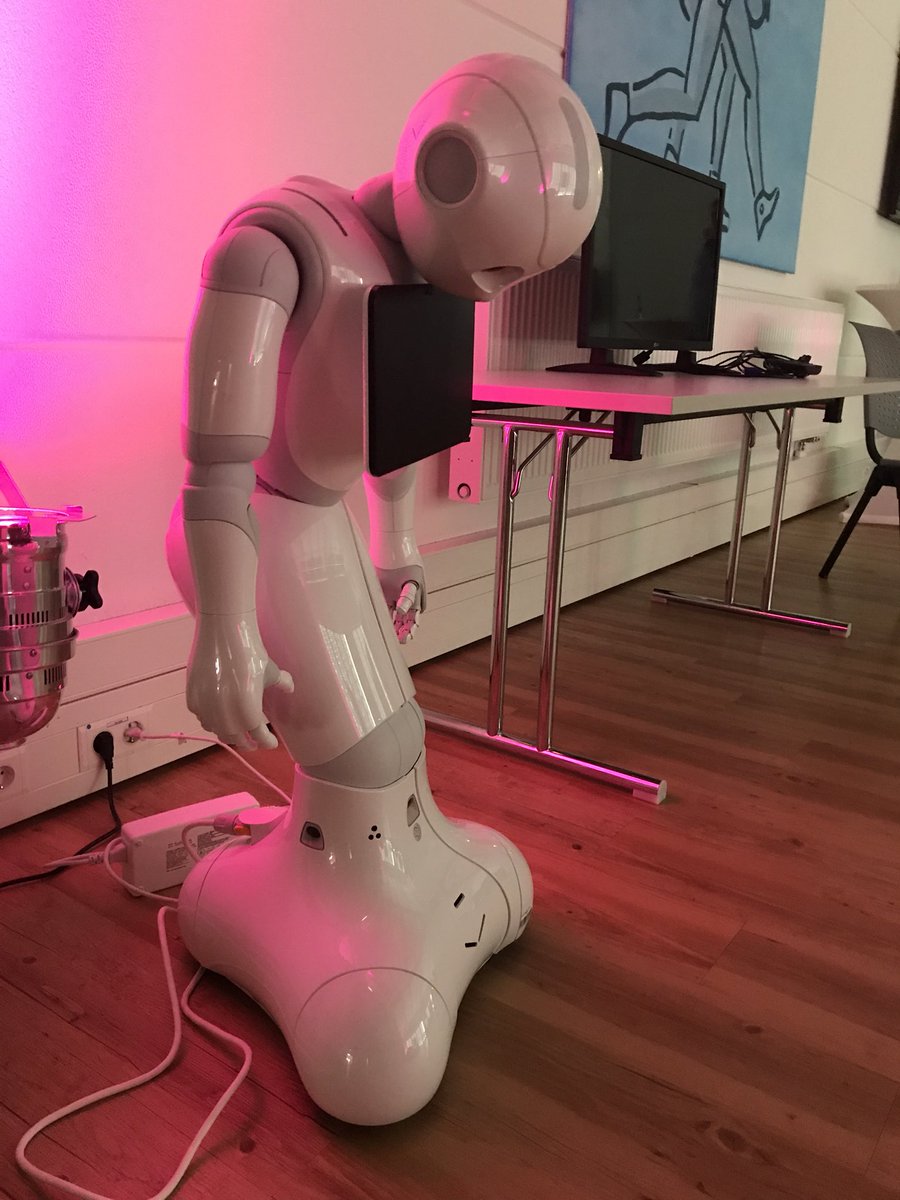 MacFlory7's tweet image. Alle schlafen noch... gleich geht es los! #codedesign #basketsbonn #telekomwall #Bonn #telekom #codedesigncamptelekom