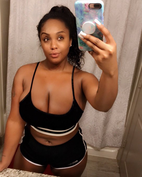 No make up vibes 😇💞 I look like a baby 😛 https://t.co/B63kntN2nm<a href="/tag/tbt"class="tags"><span>#tbt</span></a><a href="/tag/siriusxm"class="tags"><span>#siriusxm</span></a>