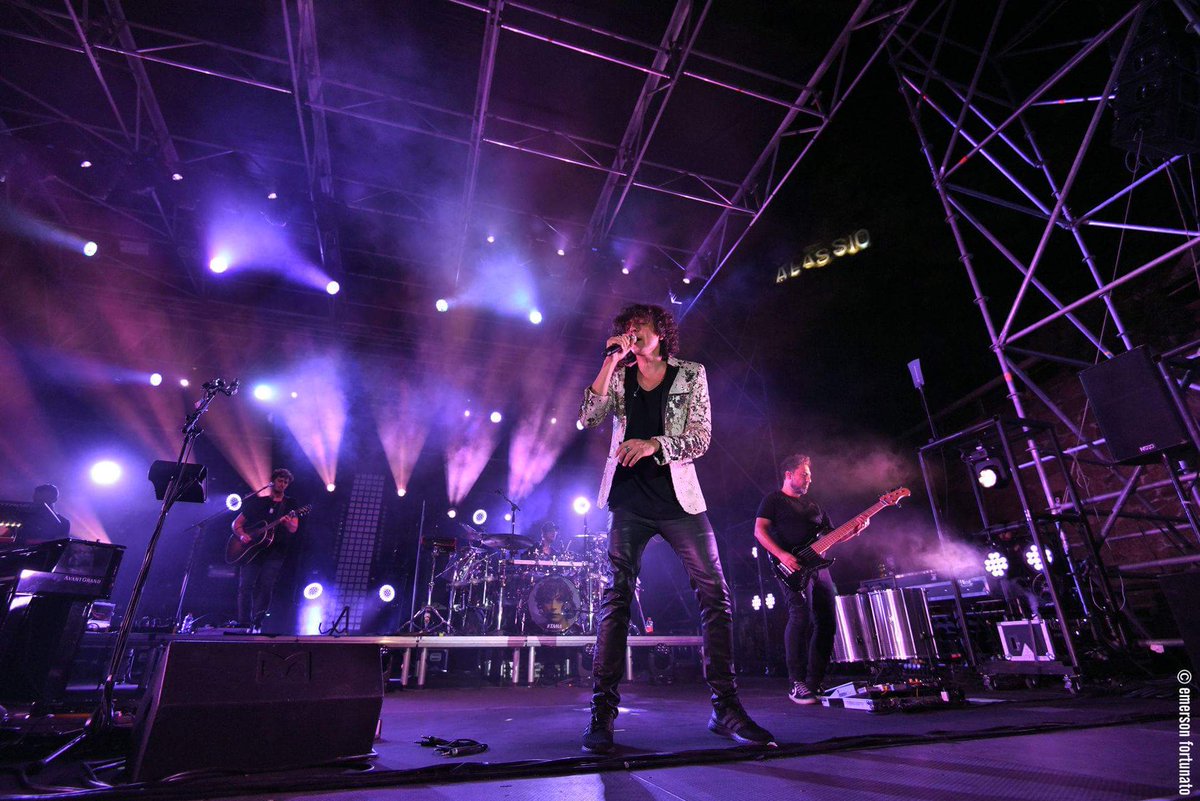 famedalupi's tweet photo. Musica e Magia
Ermal Meta questa notte ad #Alassio #NonAbbiamoaArmiTour https://t.co/SNJLkhFQJ1