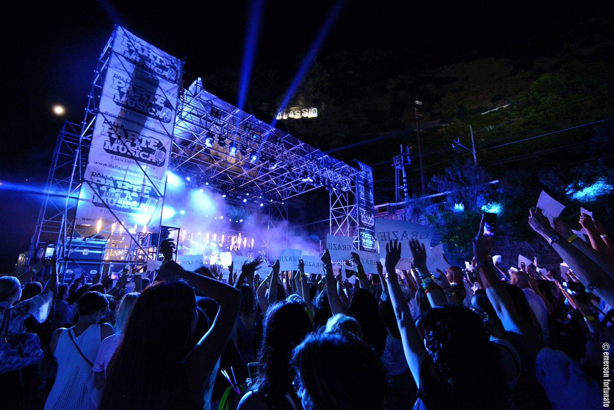 famedalupi's tweet photo. Musica e Magia
Ermal Meta questa notte ad #Alassio #NonAbbiamoaArmiTour https://t.co/SNJLkhFQJ1