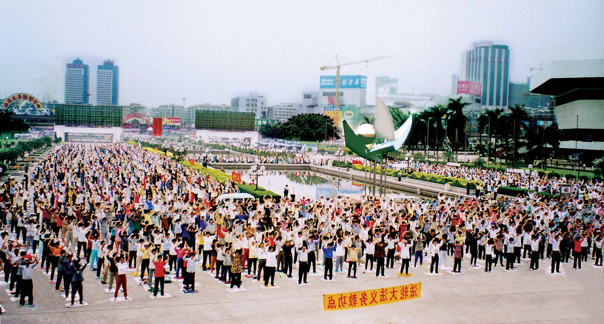 OccultaeV's tweet photo. A large peaceful gathering of  Falun Gong members before their persecution by the chinese goverment. 

#case40 #ovpod
Subscribe: https://t.co/aMtr0EfzXV https://t.co/MUgLIw39pO
