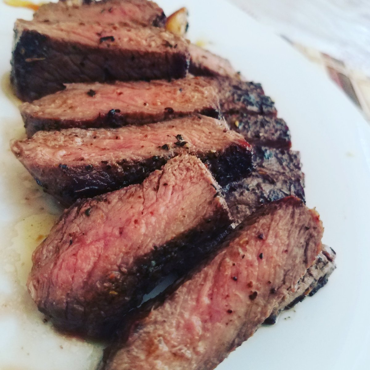 Mousealchemist's tweet photo. So another healthy meal for me today. I made a sirlion steak medium rare with garlic and thyme basing. Came out really well. Had my roommate try it and he was like it was perfect. It was my first time making it. #food #omonons #foodporn #dinnertimes https://t.co/pvTc0diRl9