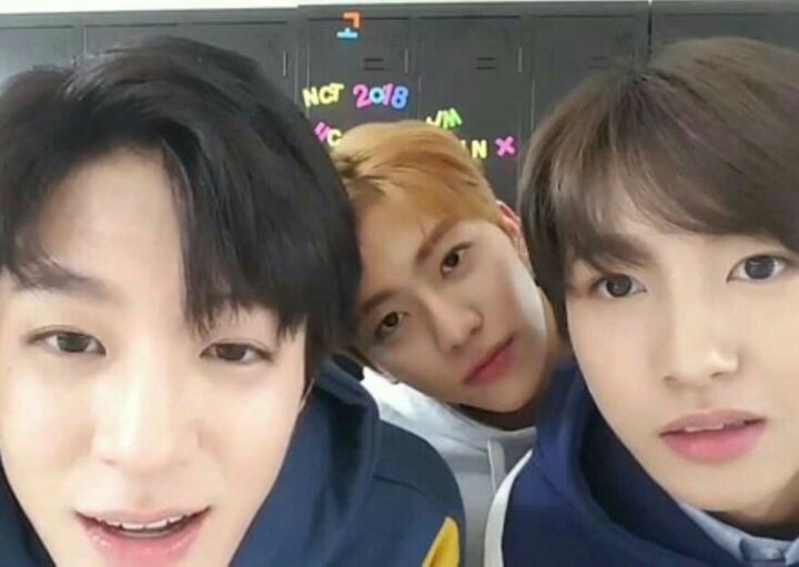 neuza_wtv's tweet photo. Jaemin sempre foi apaixonado pelo o Renjun, mas Renjun gostava do Jeno! Mas jeno nao gostava de ninguem! Até que um dia os três se encontram quando todos os amigos confiam eles para sair https://t.co/IjEzj7uO4Z