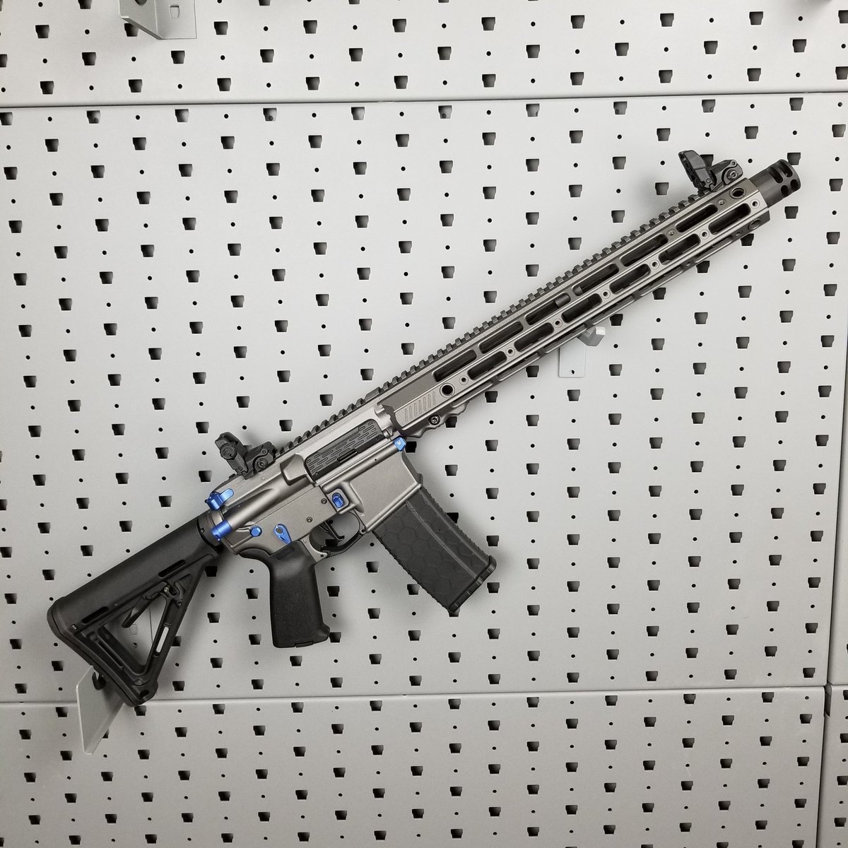 TacAdvanArmory's tweet photo. Budget build(for me at least) coming in under $1k. Used an MC series comp so I could shroud the barrel a little and get that clean look. #TiCamo #TiMuzzleBrake #muzzlebrake #titanium #ar15 #ar15build #ar15porn #gun #guns #gunporn #follow #awesome #look #madeinamerica #madeinusa https://t.co/djrMOPCy0B