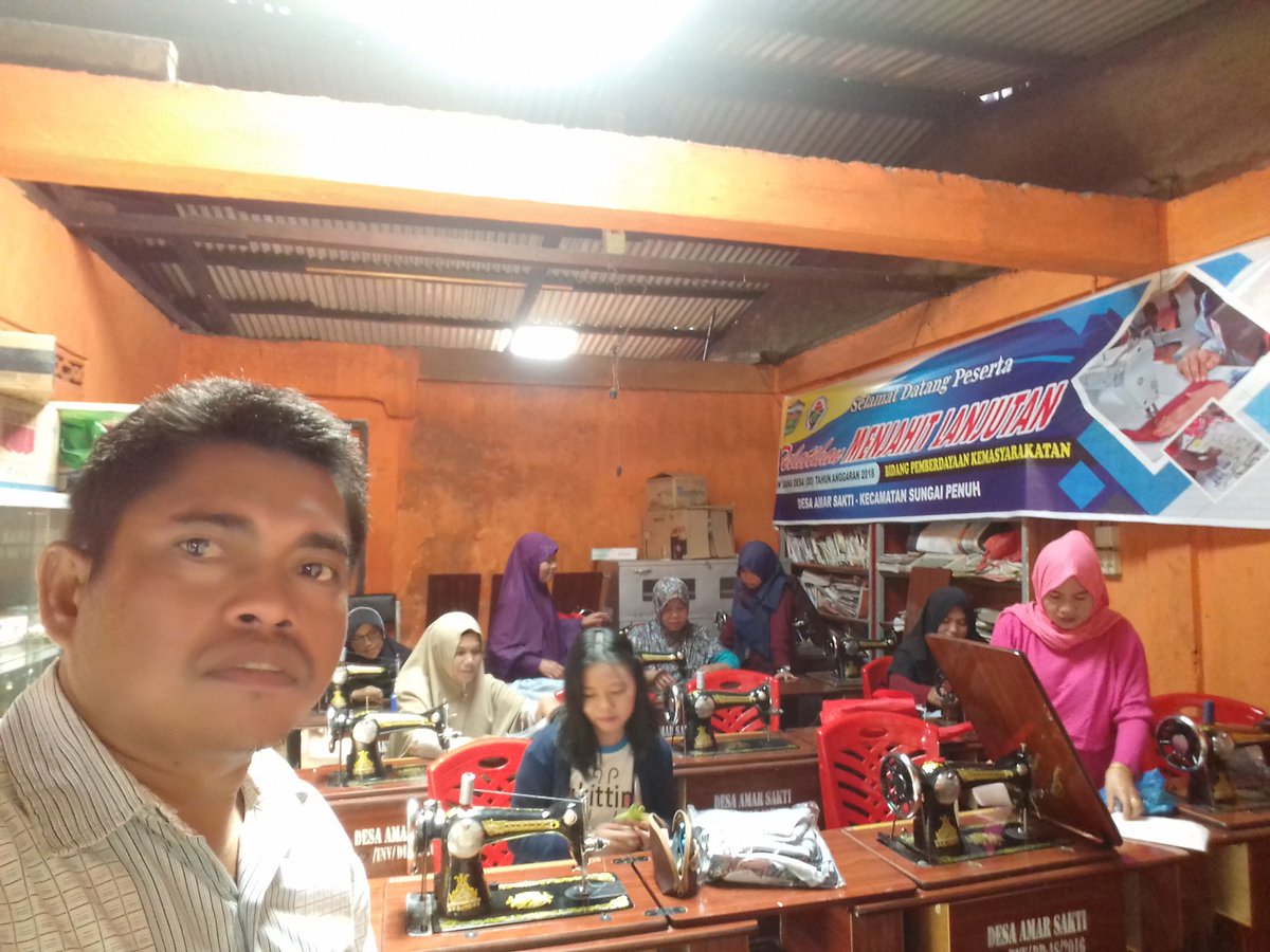 AfrizalDesa's tweet photo. Monitoring kegiatan pemberdayaan Di 3 desa Kec. Sungai Penuh Dana Desa 2018
#MamfaatDanaDesa
#BhaktiPendamping
#BersamaMembangunDesa
@jokowi  @EkoSandjojo 
@taufikmadjid71  @fachrilabalado  @TPPI_JAMBI  @tppisungaipenuh https://t.co/MCeBIUwLkv