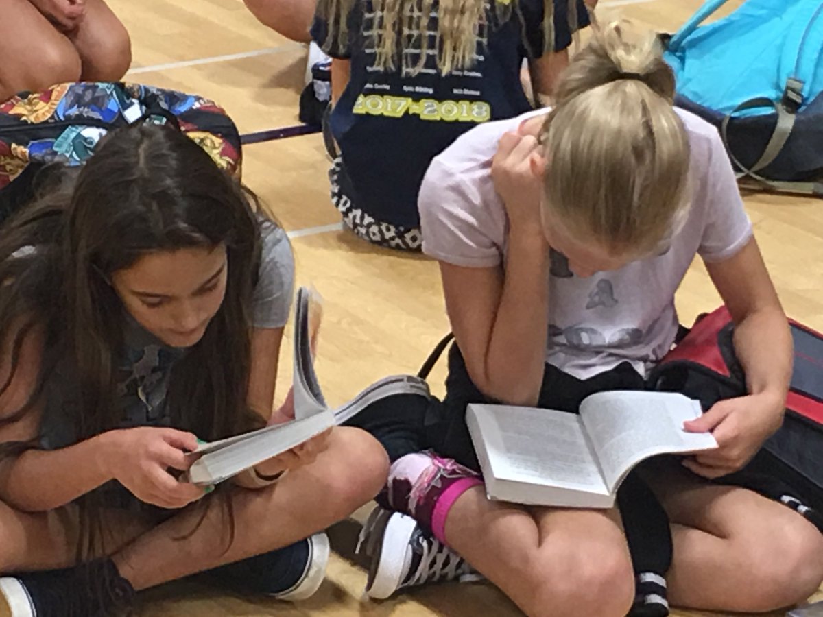 JenLassman's tweet photo. Nothing beats watching kids READ while they’re waiting to be picked up from school at the end of the day! @MAEPrincipal #r7reads https://t.co/DyQgblaGvL