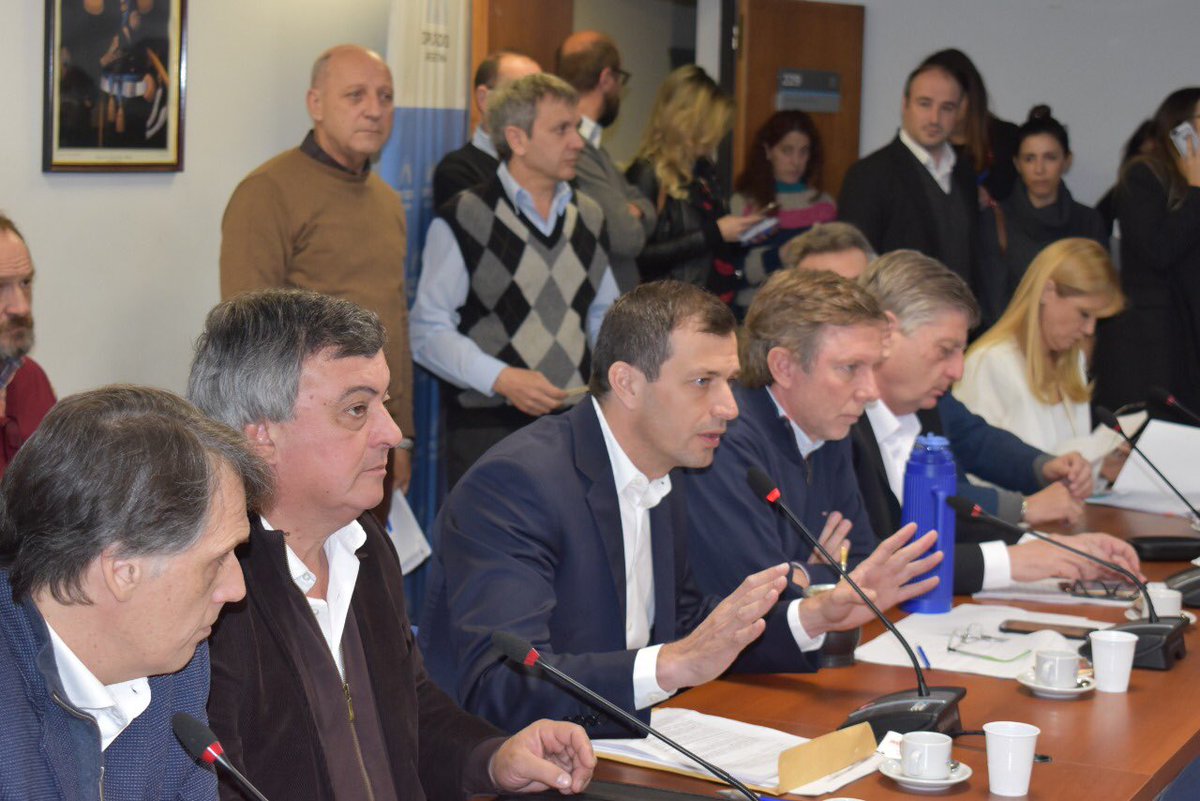 Trabajaremos con firmeza para que el estado Nacional retrotraiga de manera urgente esta decisión en beneficio de los más de 2000 municipios y sus vecinos.

Agradezco a todos los legisladores e intendentes que participaron constructivamente de esta importante reunión informativa.