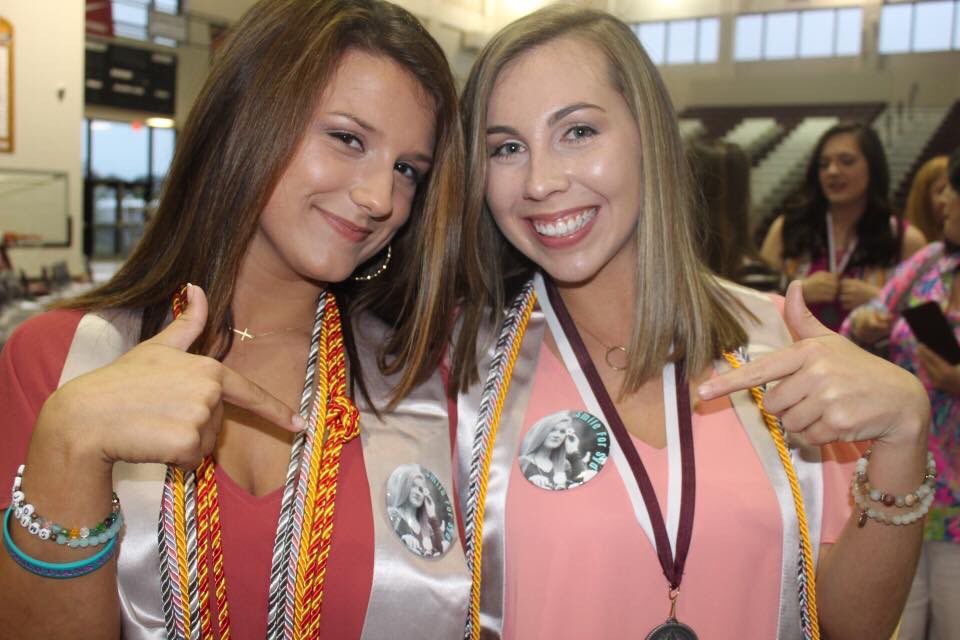 addisonyommer's tweet photo. SCREAMING HAPPY BIRTHDAY to a veryyyyy special BFF of mine...idk what I’d do without you, I love you to the moon and back💙🎉😚🤩💓 https://t.co/w0gCUAyCzk