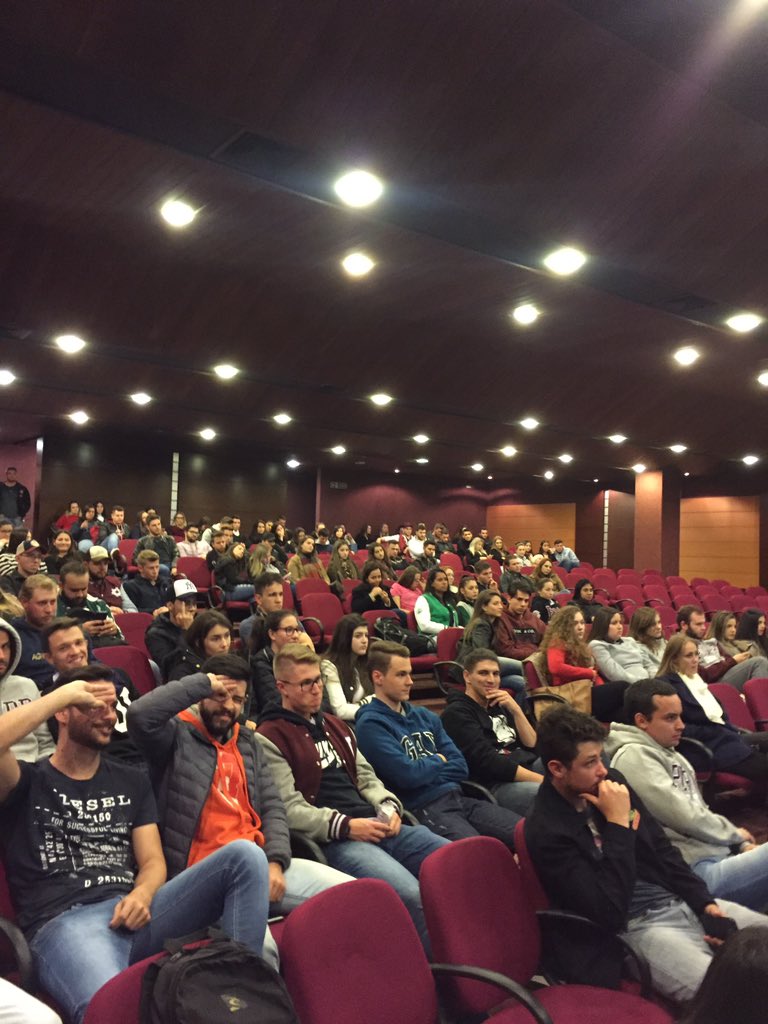 javaloucos_'s tweet photo. Algumas imagens da Assembleia Geral Pré-TUT que rolou hoje 🗣
Geral prestando atenção... Bem, quase todos né! 👁👌🏽😂
Pode vir, TUT! Estamos prontos. 👊🏼
#GoJava #JáÉTUT #VemDeJava https://t.co/eqJd59S4c6