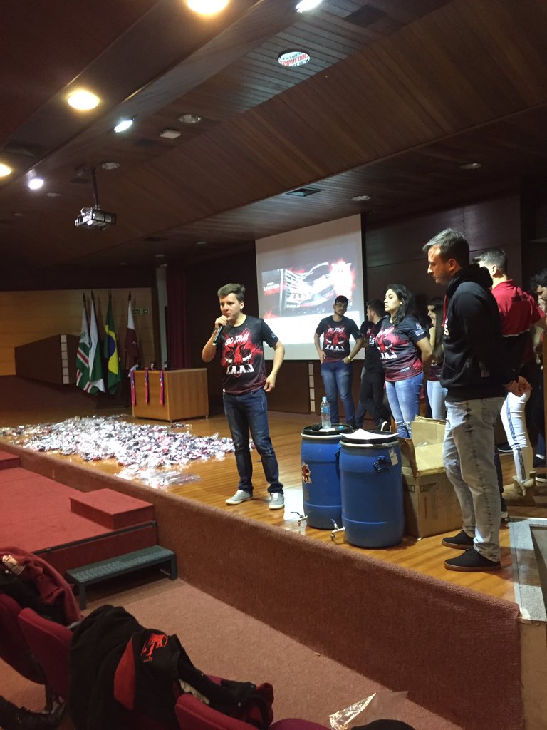 javaloucos_'s tweet photo. Algumas imagens da Assembleia Geral Pré-TUT que rolou hoje 🗣
Geral prestando atenção... Bem, quase todos né! 👁👌🏽😂
Pode vir, TUT! Estamos prontos. 👊🏼
#GoJava #JáÉTUT #VemDeJava https://t.co/eqJd59S4c6