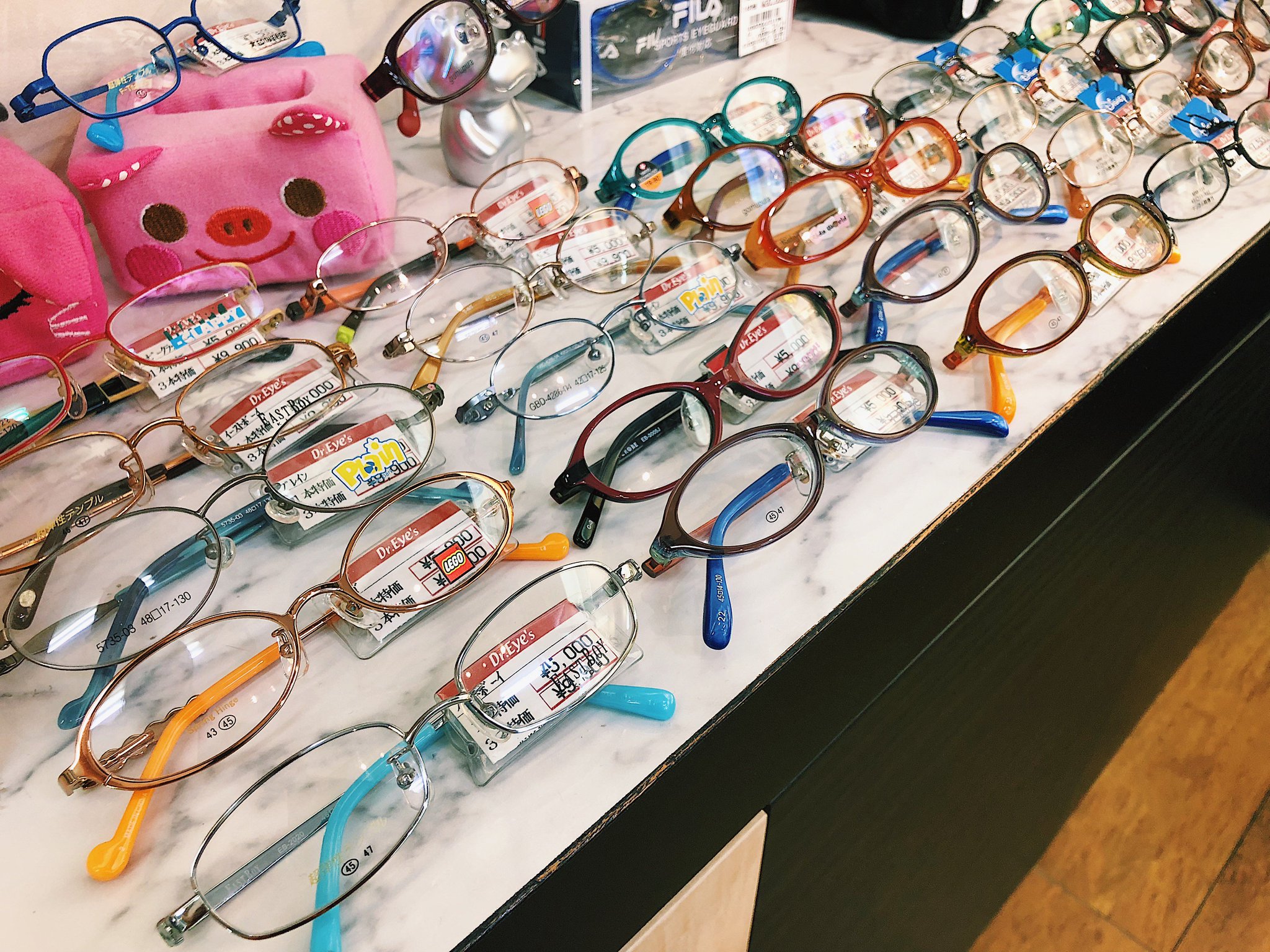 メガネのドクターアイズ 公式 ドクターアイズは子供用眼鏡も充実 ゴムプラやチタンはもちろん 色合いなどのデザインも 豊富なのでお子様にピッタリの眼鏡が見つかります ドクターアイズ 子供用 眼鏡 充実