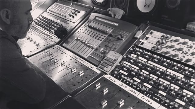 EduBergallo's tweet photo. @joseaguirremusik chequeándolo todo en Revolver
@yuribuenaventuracantante
#proyectomanigua
#analogmixing
#movingfaders https://t.co/zQ1Pn8RfO0 https://t.co/qUYf1LduTj