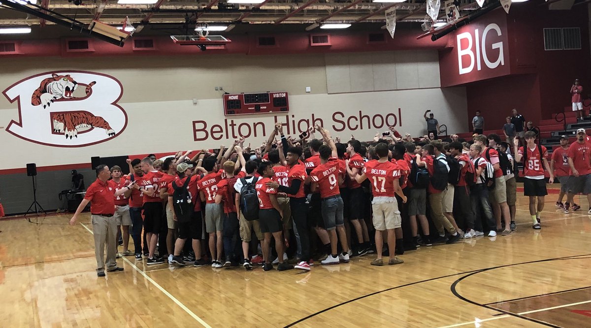 randypittenger's tweet photo. Great opportunity to honor our kids at the Belton Tiger Athletic Booster Club Meet the Tiger Night! #TigerFB #WeAreAllTigers #GoTigers #ILoveBelton https://t.co/DZNBTYMLmu