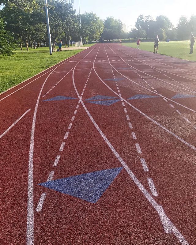 megankhurlbert's tweet image. Early morning #trackwednesday complete! 🏃🏼‍♀️
I’m always a little intimidated to go to the track—I’m lucky to have one less than a mile from my apartment, but I know that a lot of very fast people train here. Today there were three elite/semi-elite g… ift.tt/2OT7y5m