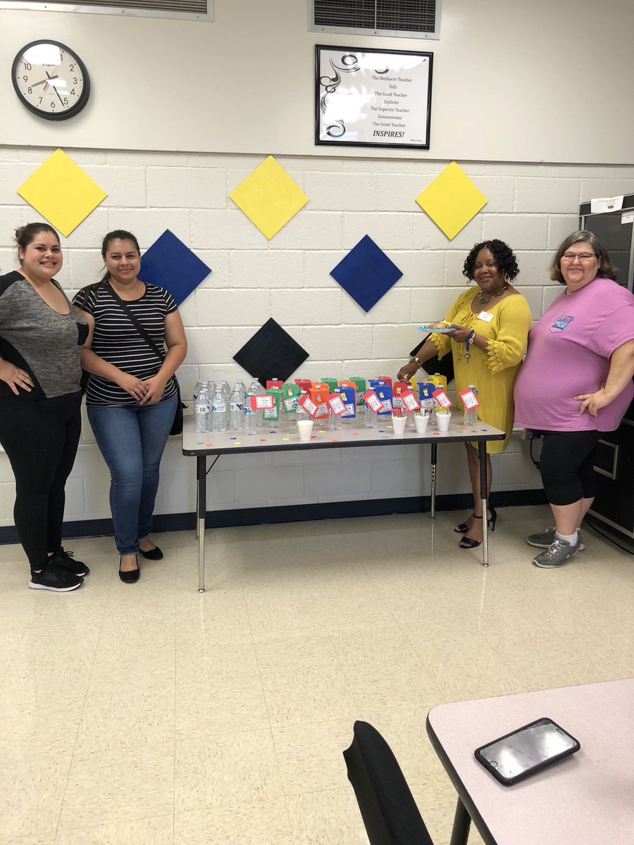RoseRravin's tweet photo. Thanks to our VK PTA for a yummy breakfast this morning! These ladies take care of us!!💕#WakeUpWednesday, #OurPTARocks https://t.co/a6AXtq2YMW