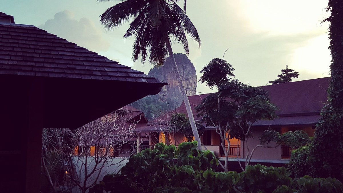 WayfaringDuo's tweet photo. 😍 #mood #couplegoals #railay #railaybeach #thailandtourism #krabi #peaceful #traveldairies #travelblogger #traveller #instapic #instaphotography #explore #newplace #limestone #bluesky https://t.co/Wd2hnoIfqg