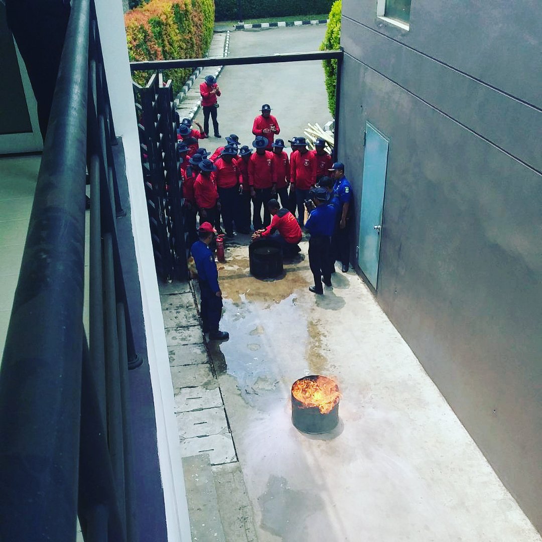 evitelcibitung's tweet photo. Latihan Pemadam Kebakaran https://t.co/ninZokd8Vr