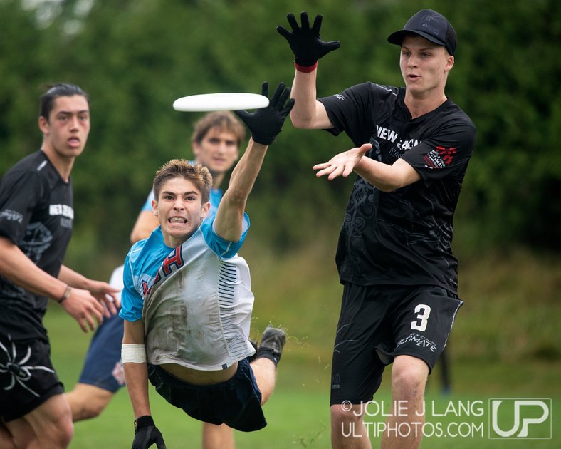 SO. MANY. HIGHLIGHTS 😱

Check out Day 5 action of Team USA from @WJUC_U20 at the link below! Special thank you to @JJLPhoto for capturing both teams and their fair share of incredible layouts! 📷

ultiphotos.com/wjuc/2018/high…