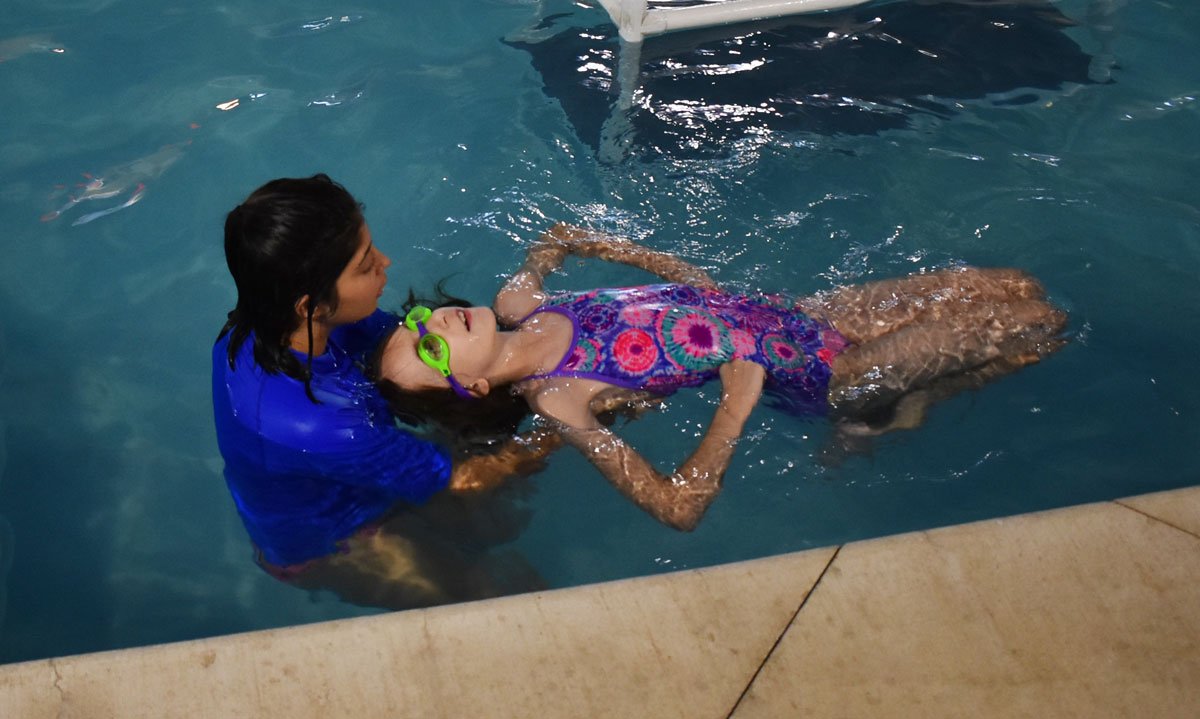 SplashSwimWell's tweet photo. Working on SA1 Skills with Instructor Radhika. Great job! 😀👍🏊‍♀️ (2 of 2) #SplashMequon #SwimLessons #WaterSafety https://t.co/q9ZwgP1adz