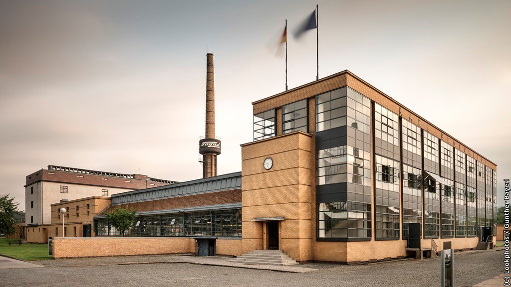 ドイツ観光局 Twitterissa 世界遺産の靴型工場 アルスフェルトのファグス靴型工場は 世界初のガラス張り工場 レンガや石造りが主流だった100年前 鉄骨とガラスで造られた機能的な建物は 近代建築の原点 バウハウスを生んだグロピウスによる光に満ちた空間は