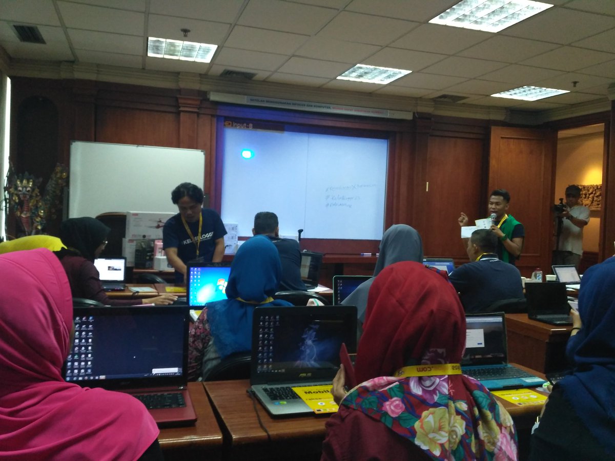 inezdsw's tweet photo. Udah mulai nih. Mc nya hitz banget
#kelasblogger23
#raksaonline
#kelasbloggerxraksaonline https://t.co/G1p107pGoC