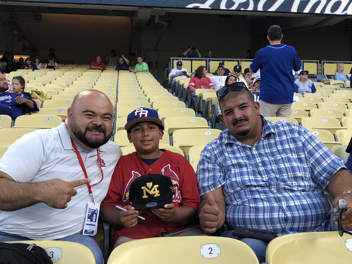 poloascencio's tweet photo. Repartiendo amor a la Nación @cardenal en Los Angeles...Thank you for welcoming me to @cardinals nation, now let’s get a sweep!!! https://t.co/yLRV5IcEvz